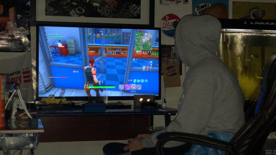 for avid video gamers late nights filled with the unique video game fortnite are almost too familiar for everyone else here s what the hype s about - perso fortnite fille