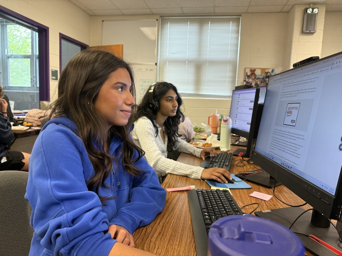 Roar staffers Camila Arana and Rajvi Brahmbhatt work in the newsroom